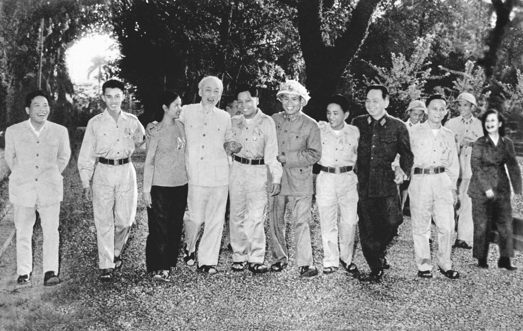 Chủ tịch Hồ Chí Minh với Đoàn đại biểu anh hùng, chiến sĩ thi đua các lực lượng vũ trang nhân dân giải phóng miền Nam ra thăm miền Bắc (năm 1965)_Nguồn: hochiminh.vn
