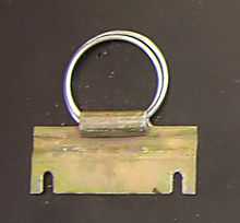 Chiếc chìa khóa bằng kim loại này là mảnh ghép cuối cùng còn sót lại của vệ tinh Sputnik 1. Nó ngăn cản sự tiếp xúc giữa pin và máy phát trước khi khởi động. Được trưng bày tại Bảo tàng Hàng không và Vũ trụ Quốc gia Smithsonian.