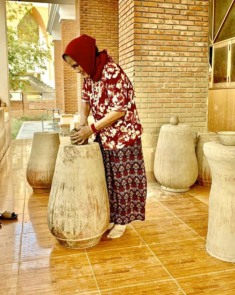 Nghệ nhân làm gốm ở làng Bàu Trúc, tỉnh Ninh Thuận. Ảnh: Cao Minh Tèo