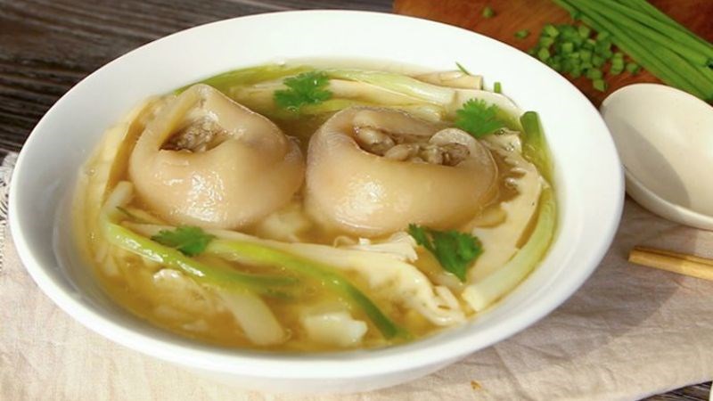 Ăn vừa phải canh chân giò hầm măng tránh gây tăng cân 