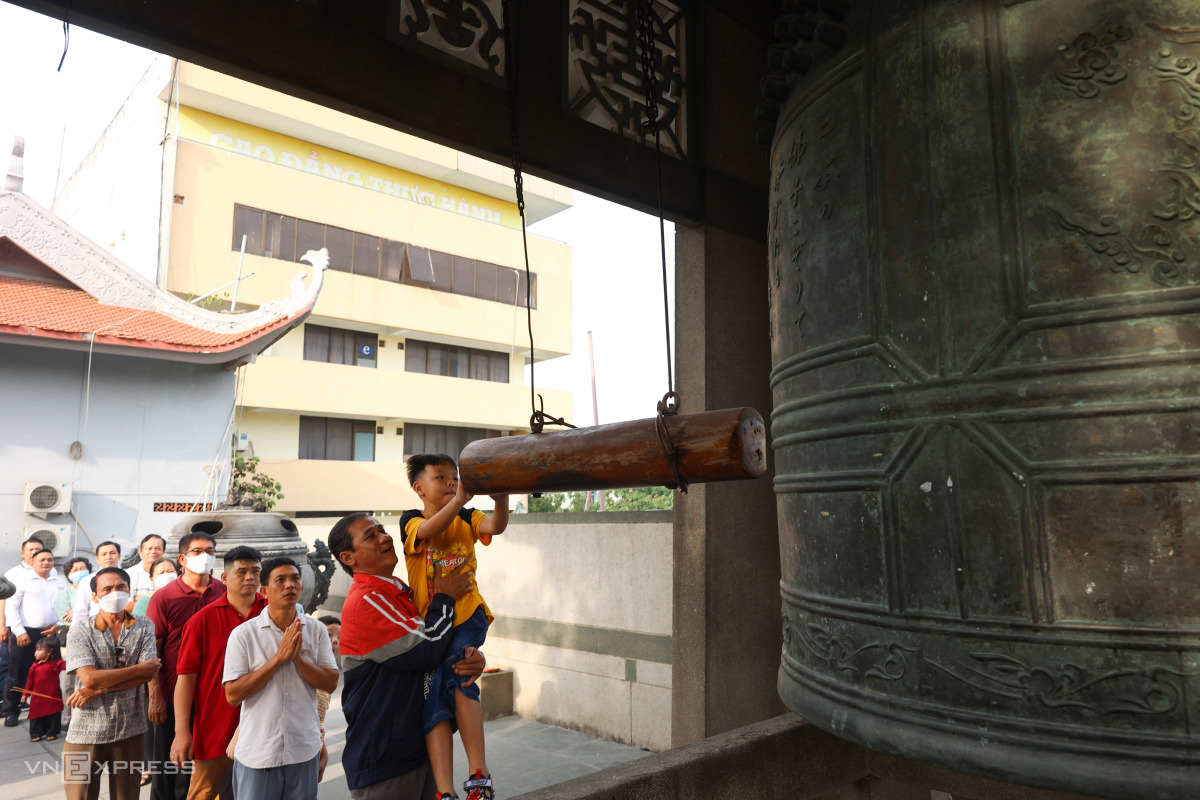 Người dân đi cầu an đầu năm