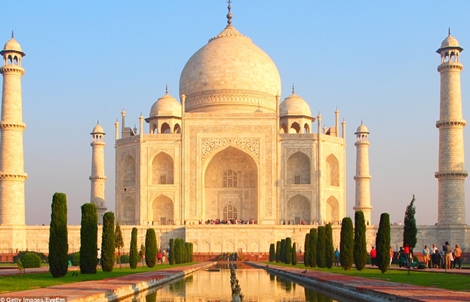 Đền Taj Mahal nổi tiếng ở Ấn Độ chuyển màu bí ẩn