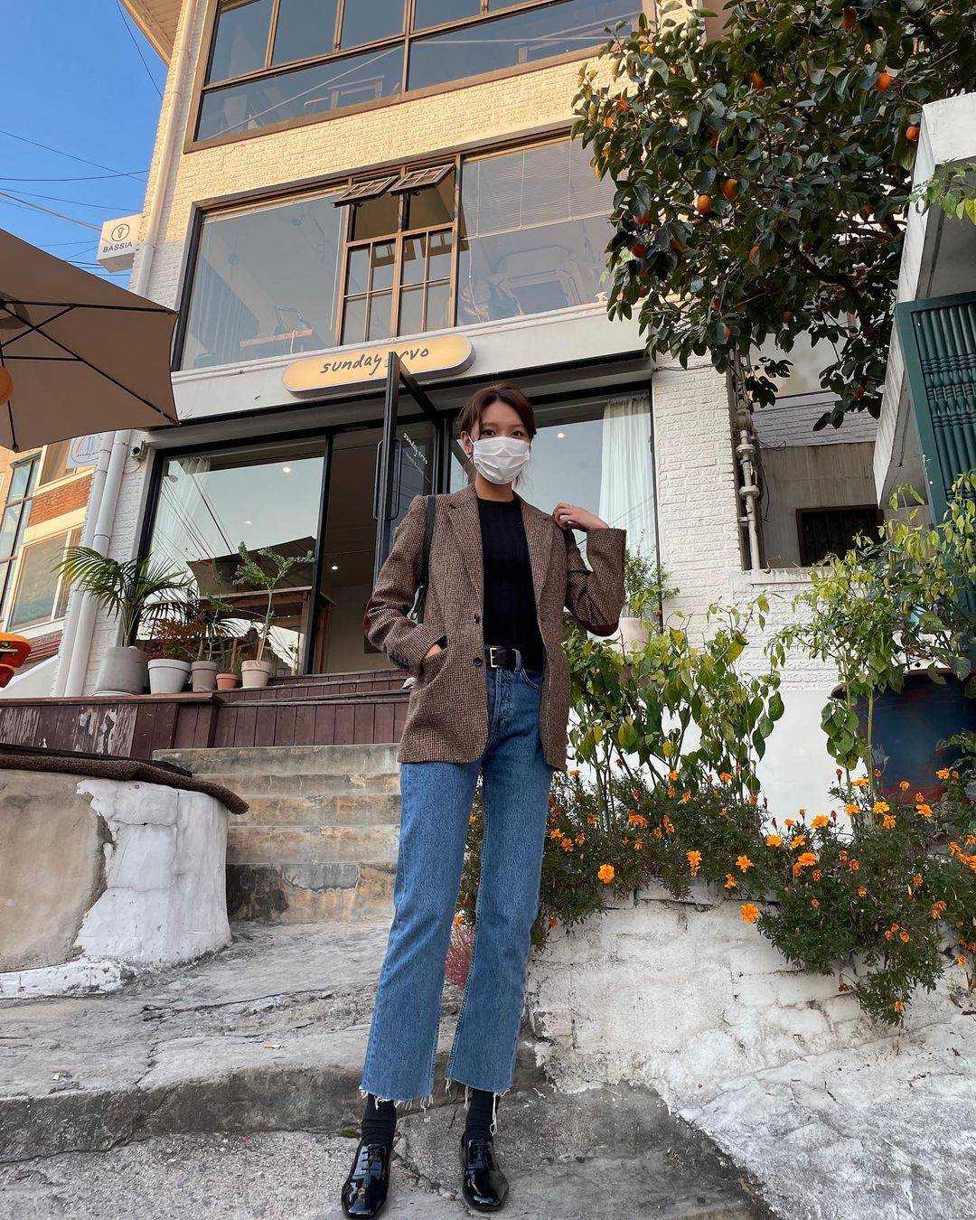 Update 15 cách diện quần jeans của sao Hàn trong mùa đông năm nay để thấy mặc đẹp cực dễ - Ảnh 5.