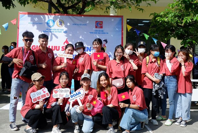 Sinh viên Lào vui Tết cổ truyền Bunpimay xa quê ảnh 3