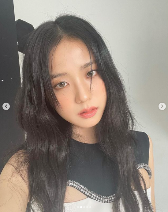 Ngay cả khi chỉ makeup nhẹ nhàng với son nhạt, nhấn nhá ở đôi mắt với đường kẻ mảnh và chìm, Jisoo nhà Blackpink vẫn khiến netizen sôi sục vì ngoại hình xinh đẹp.