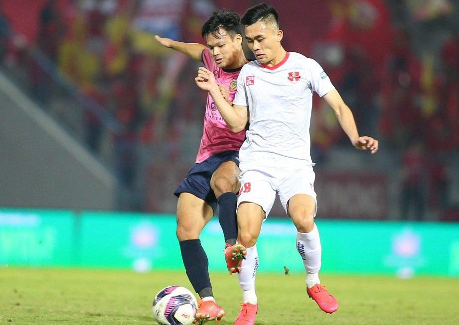  Một pha bóng trong trận Hải Phòng FC (áo trắng) hòa Hồng Lĩnh Hà Tĩnh 1-1.   