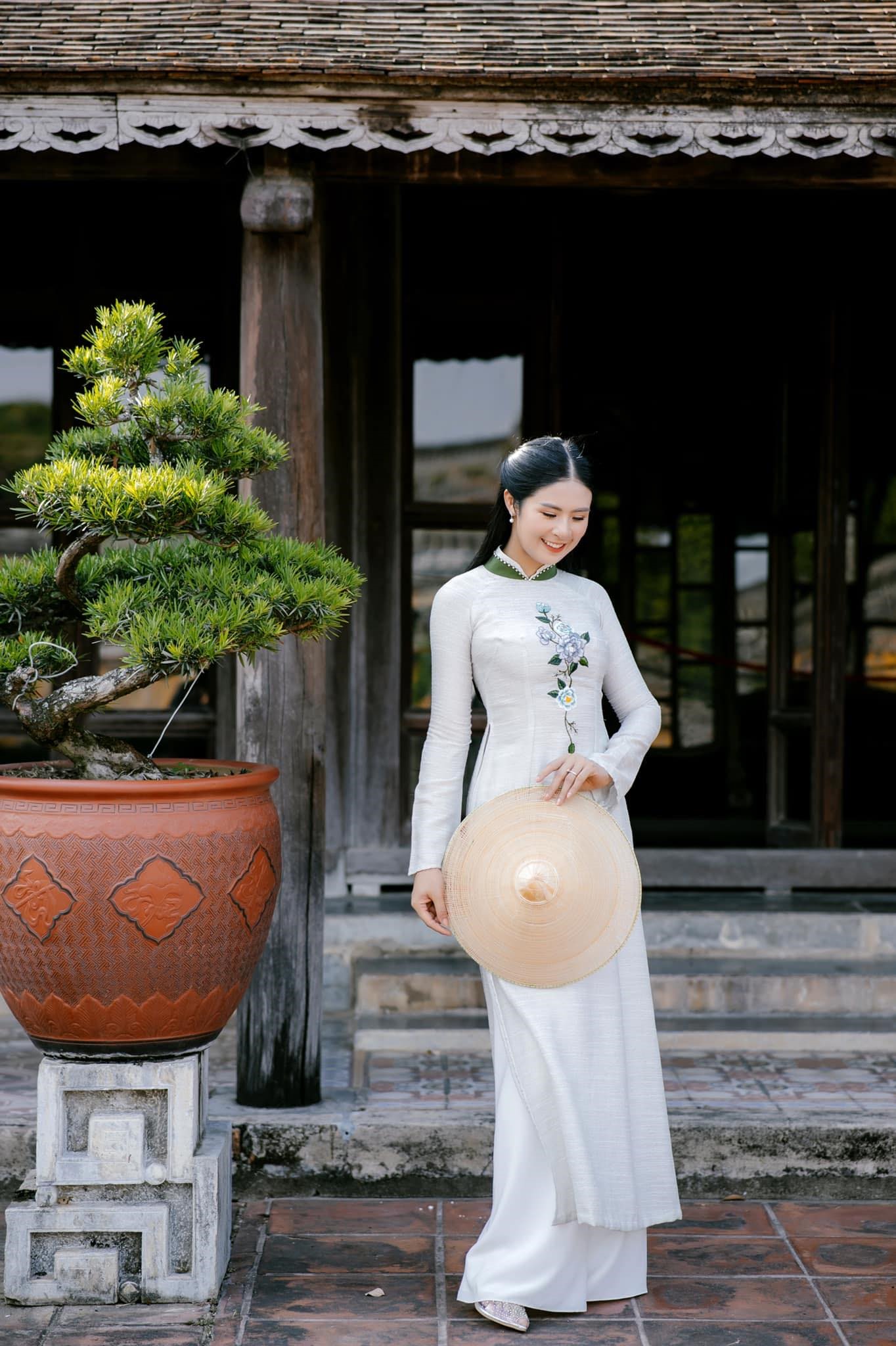 Hoa hậu Đặng Ngọc Hân là nhà thiết kế chuyên về áo dài truyền thống. Ảnh: Facebook Ngọc Hân