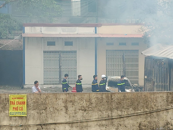 Cháy tại Sở Văn hóa và Thể thao Hà Nội, ô tô và nhà kho bị thiêu rụi - Ảnh 2.