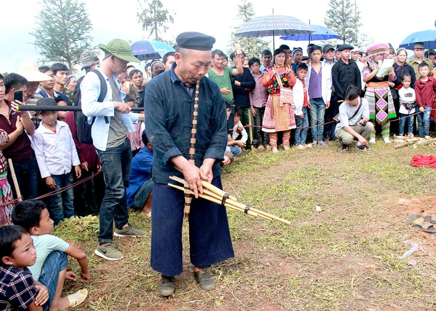 Hà Giang: Gìn giữ, phát huy nét đẹp văn hóa truyền thống của dân tộc Mông - Ảnh 1.