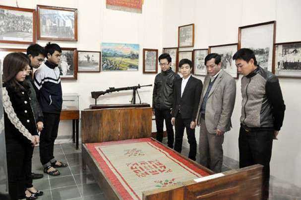 Khu di tích Bác Hồ về thăm và nói chuyện với người dân Phủ Quỳ tại xã Đông Hiếu.