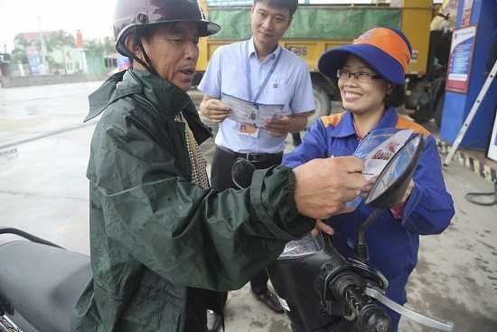 Quản lý thị trường Nghệ An tăng cường giám sát kinh doanh xăng dầu