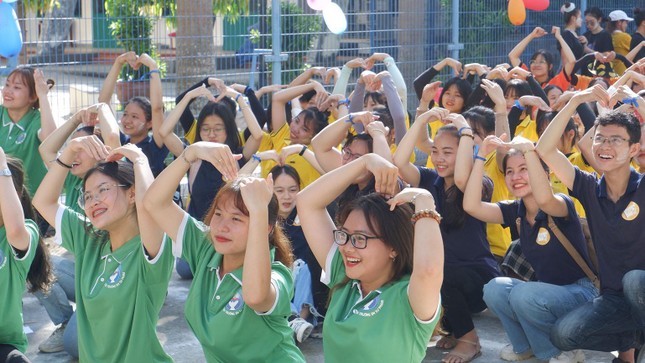 Sinh viên Lào vui Tết cổ truyền Bunpimay xa quê ảnh 4