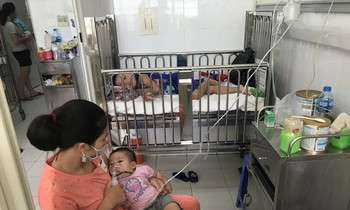Trẻ bị TCM điều trị tại Bệnh viện Nhi T.Ư. Ảnh: T.Hà 