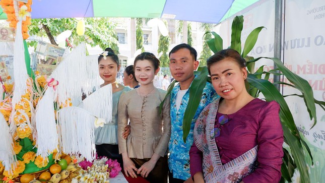 Sinh viên Lào vui Tết cổ truyền Bunpimay xa quê ảnh 5