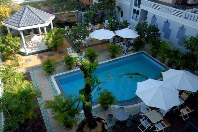 Bể bơi trong khuôn viên khách sạn Hùng Vương (Ảnh ST)