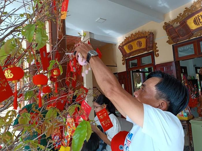 Đi chùa xin lộc đầu năm cũng là tục lấy may mắn cho tuổi mới. Ảnh: KIM THỦY