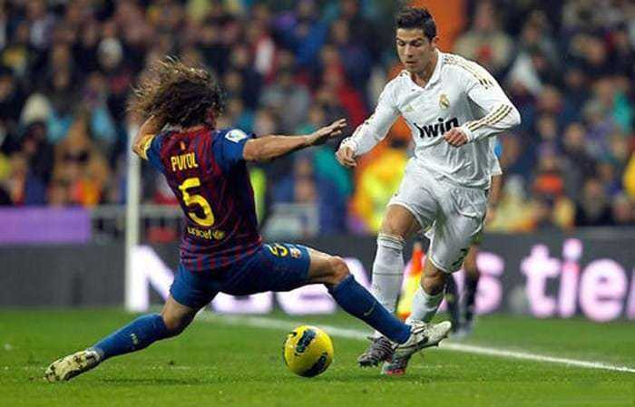 Ronaldo sử dụng kỹ thuật xâu kim vượt qua Puyol kỹ thuật xâu kim -  - Kỹ Thuật Xâu Kim Trong Bóng Đá Mà Ai Cũng Muốn Biết