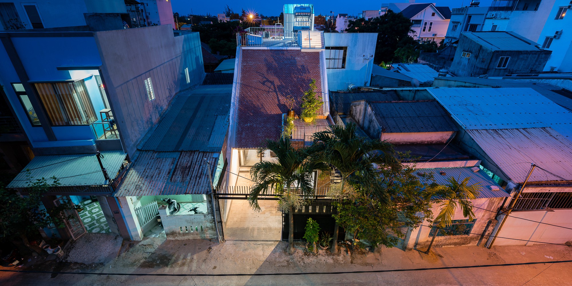 Ngôi nhà gạch 2 tầng của cặp vợ chồng già ở Đà Nẵng được tạp chí Mỹ xuýt xoa khen ngợi - Ảnh 1.