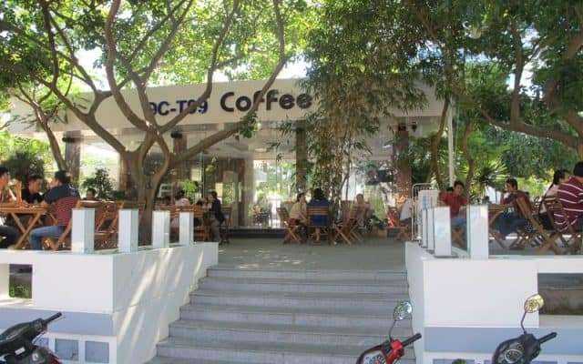 Quán cà phê rộng rãi ngay trong khuôn viên khách sạn (Ảnh ST)