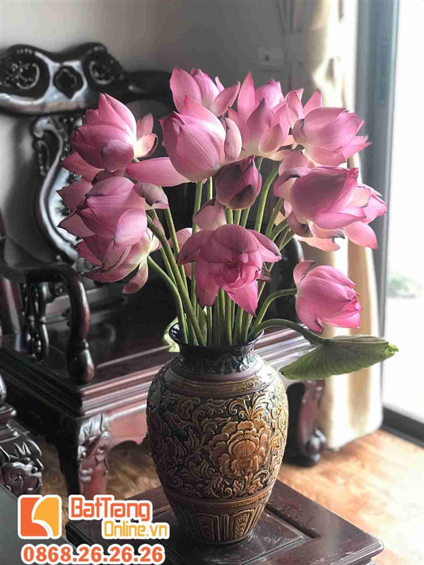 Bình cắm hoa Bát Tràng phù hợp trưng bày tại không gian hiện đại hoặc cổ điển