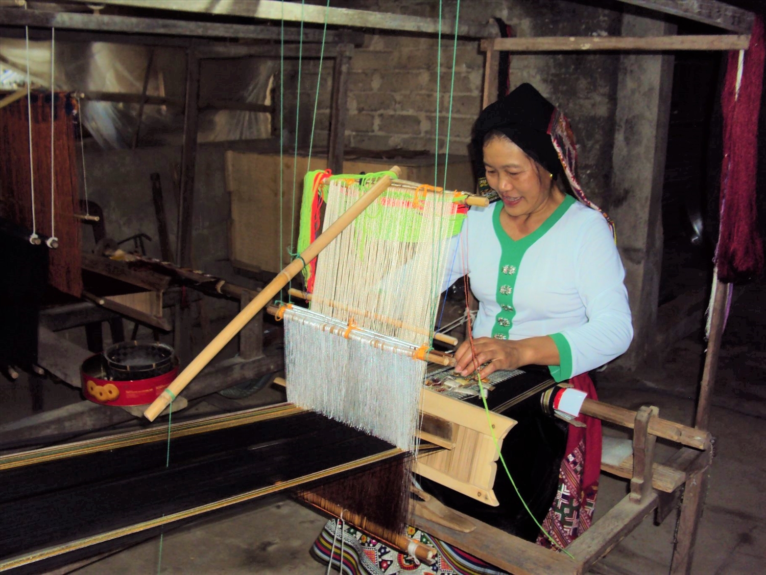 Phụ nữ dân tộc Thái huyện Quỳ Hợp (Nghệ An) dệt vải thổ cẩm (Ảnh Ngọc Ánh)