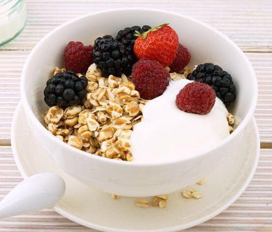 5 cách ăn sữa chua buổi sáng tốt nhất để giảm cân theo hướng dẫn của chuyên gia dinh dưỡng - Ảnh 3.