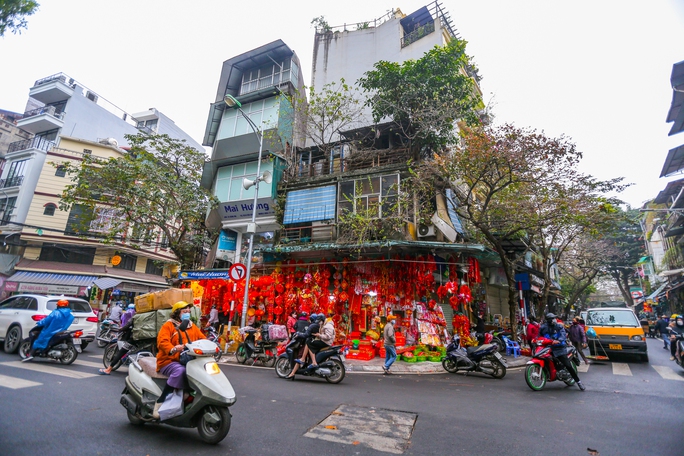 Phố Hàng Mã đa dạng các mặt hàng phục vụ Tết Nguyên đán 2022 - Ảnh 1.