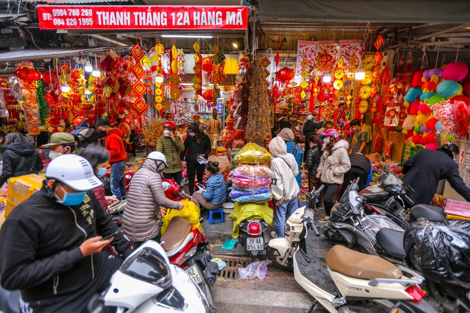 Phố Hàng Mã đa dạng các mặt hàng phục vụ Tết Nguyên đán 2022 - Ảnh 2.