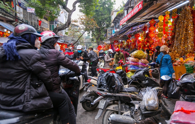 Phố Hàng Mã đa dạng các mặt hàng phục vụ Tết Nguyên đán 2022 - Ảnh 3.