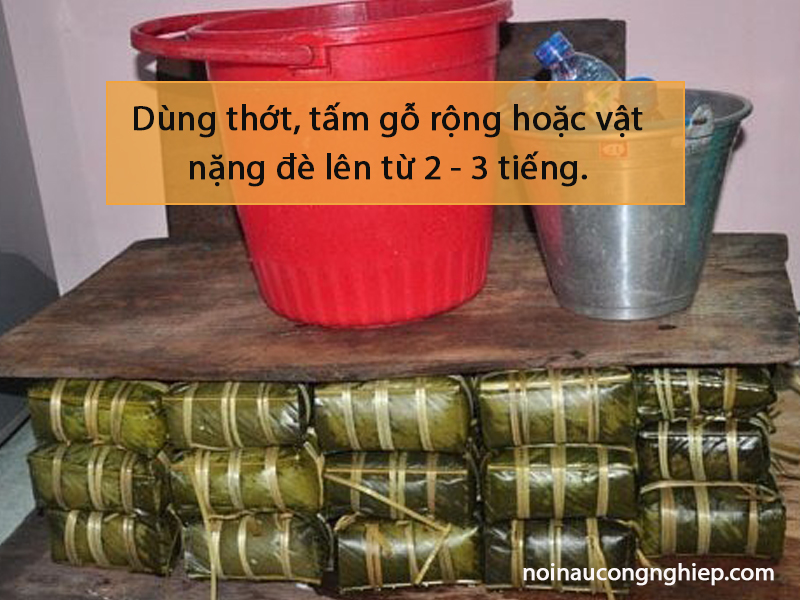 cách ép bánh chưng sau khi luộc