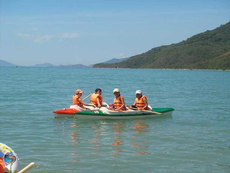 Bạn sẽ có những giây phút vui vẻ cùng bạn bè khi chèo thuyền kayak 