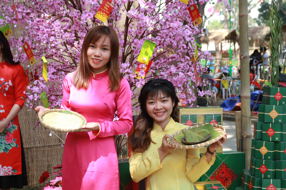 Người Việt nhìn chung thích mặc màu vàng hoặc đỏ trong 3 ngày Tết - Ảnh 10.