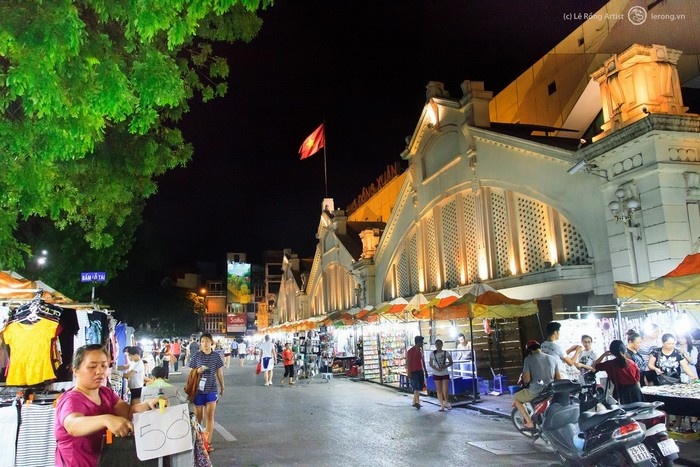 Khung cảnh buôn bán ở chợ Đồng Xuân vào ban đêm