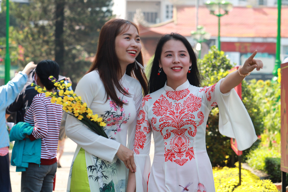 Người Việt nhìn chung thích mặc màu vàng hoặc đỏ trong 3 ngày Tết - Ảnh 11.