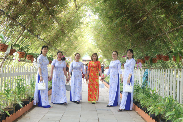 Khách du lịch “lạc lối” với những cung đường hoa cỏ ở Khu du lịch Văn hóa Phương Nam