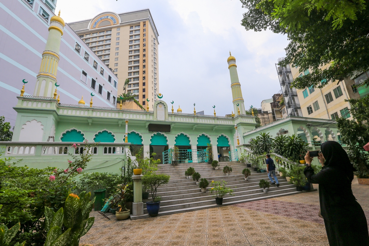 Chính điện Thánh đường Jamai Al Muslim số 66 Đông Du, Quận 1 (TP. Hồ Chí Minh)