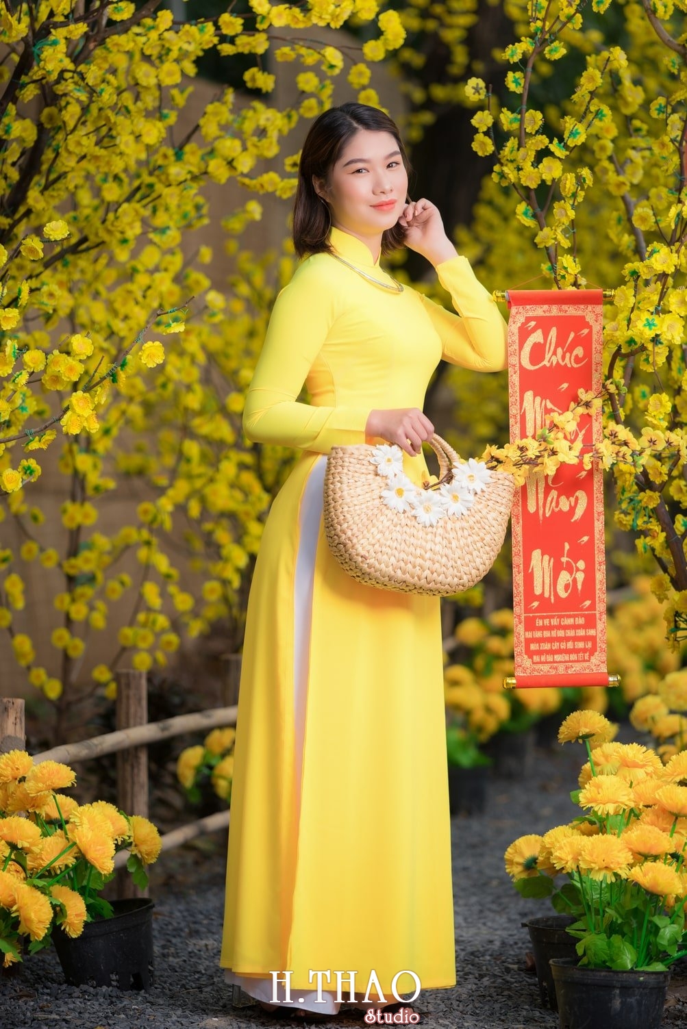 Ao dai tet 4 - Top 40 ảnh áo dài chụp với Hoa đào, hoa mai tết tuyệt đẹp- HThao Studio