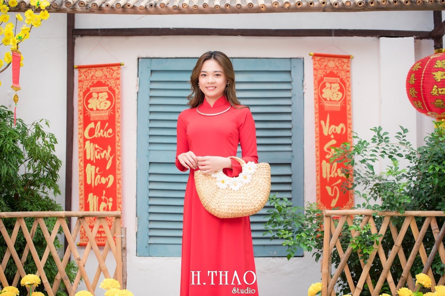 Ao dai tet do 10 - Top 40 ảnh áo dài chụp với Hoa đào, hoa mai tết tuyệt đẹp- HThao Studio