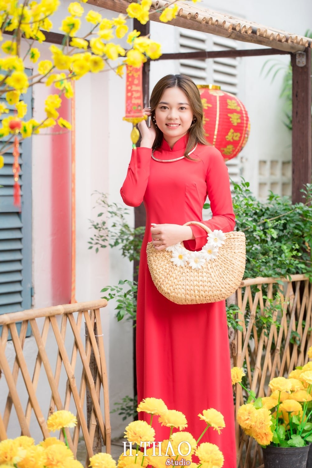 Ao dai tet do 11 - Top 40 ảnh áo dài chụp với Hoa đào, hoa mai tết tuyệt đẹp- HThao Studio