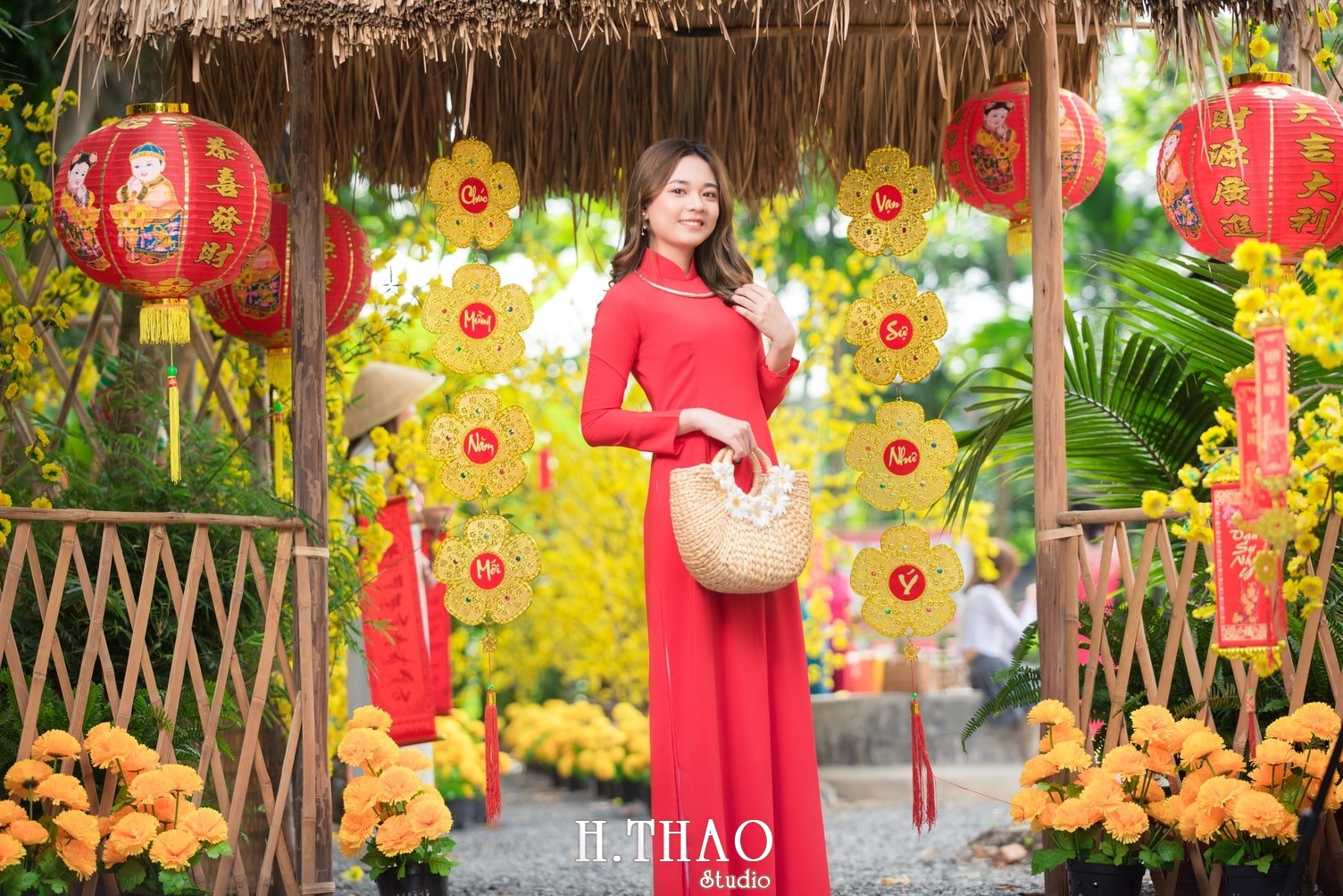 Ao dai tet do 17 - Top 40 ảnh áo dài chụp với Hoa đào, hoa mai tết tuyệt đẹp- HThao Studio