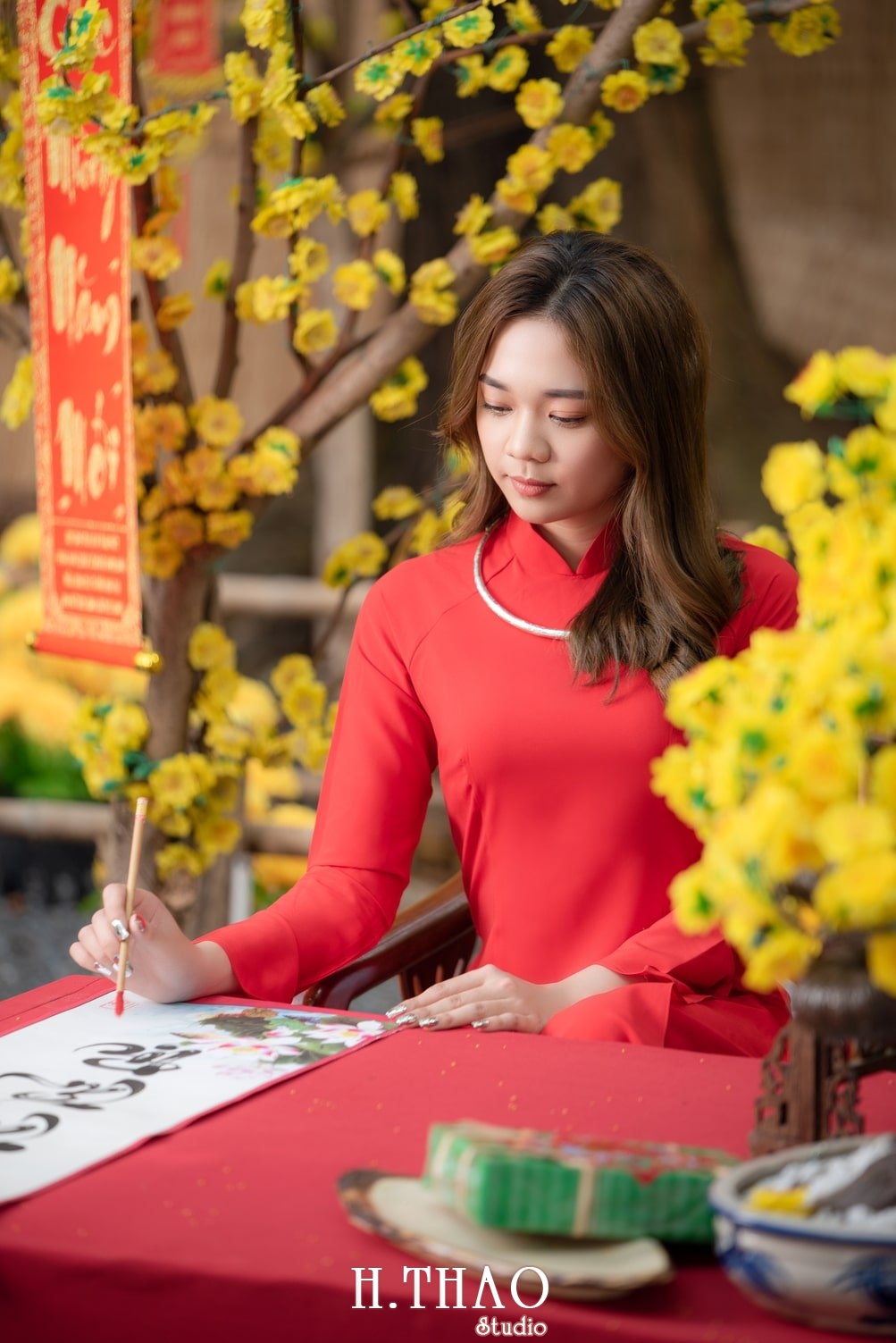 Ao dai tet do 18 - Top 40 ảnh áo dài chụp với Hoa đào, hoa mai tết tuyệt đẹp- HThao Studio