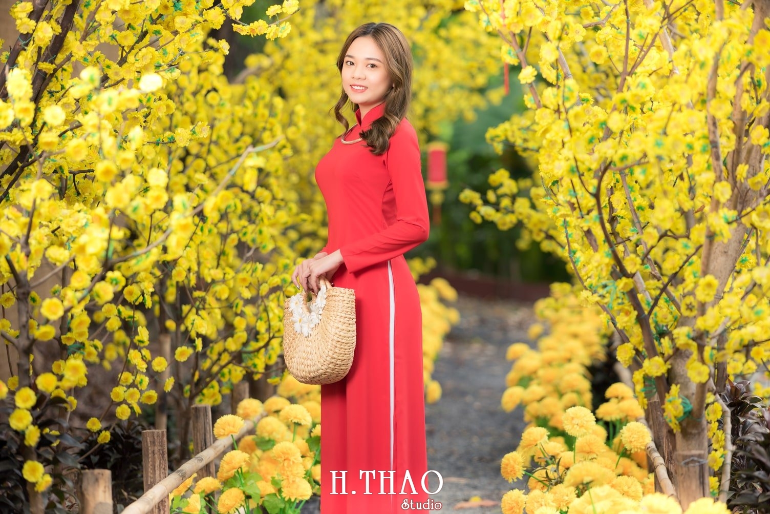 Ao dai tet do 4 - Top 40 ảnh áo dài chụp với Hoa đào, hoa mai tết tuyệt đẹp- HThao Studio