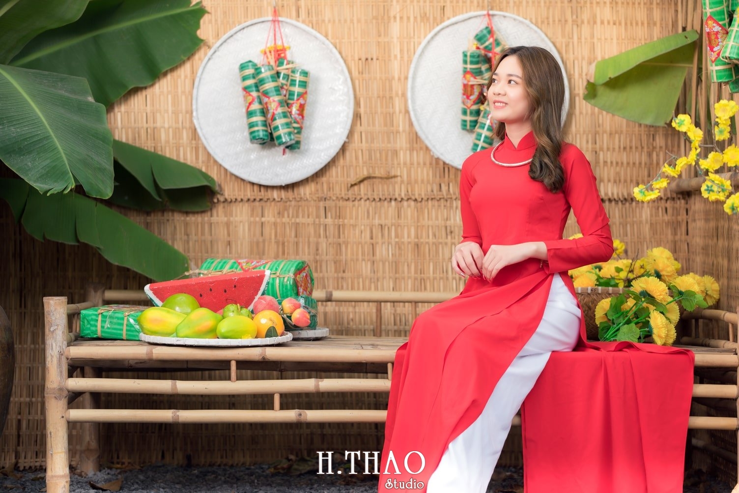 Ao dai tet do 7 - Top 40 ảnh áo dài chụp với Hoa đào, hoa mai tết tuyệt đẹp- HThao Studio