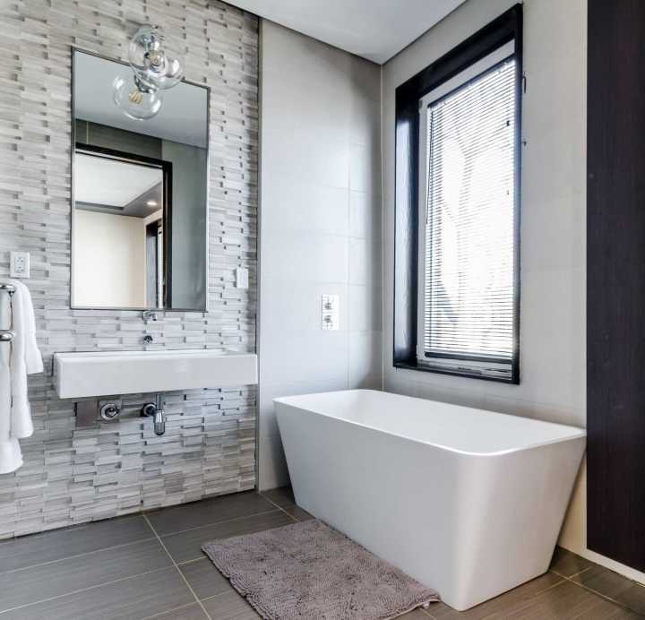 Để thiết kế không gian nhà vệ sinh hiện đại, bạn lưu ý chọn các loại gạch ốp tường có màu sắc sang trọng và thời thượng