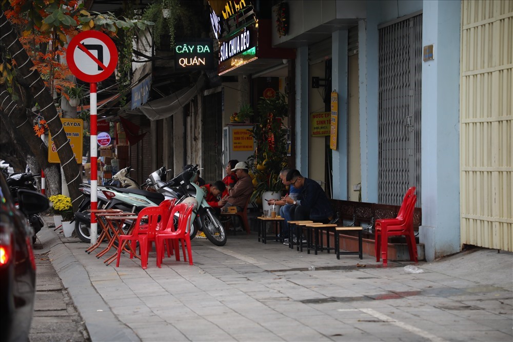 Nhiều người Hà Nội có thói quen uống caphe vào chiều cuối năm. Ảnh Kim Ngân