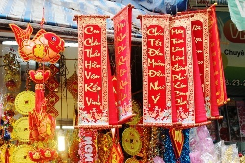 Câu đối đỏ giữ một nét văn hóa lâu đời của người Việt. Ảnh: Phương Duy