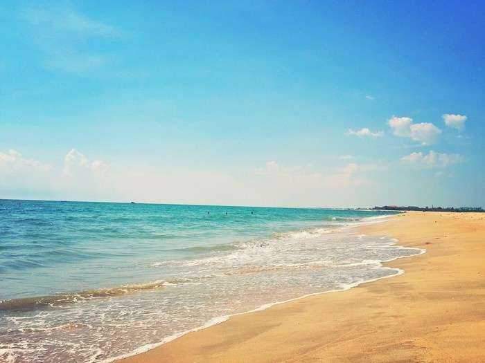 Biển xanh - cát trắng - phong cảnh thơ mộng của bãi biển Nhật Lệ