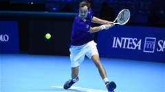 Daniil Medvedev thắng trận đầu ATP Finals 2021, Matteo Berrettini bỏ cuộc 