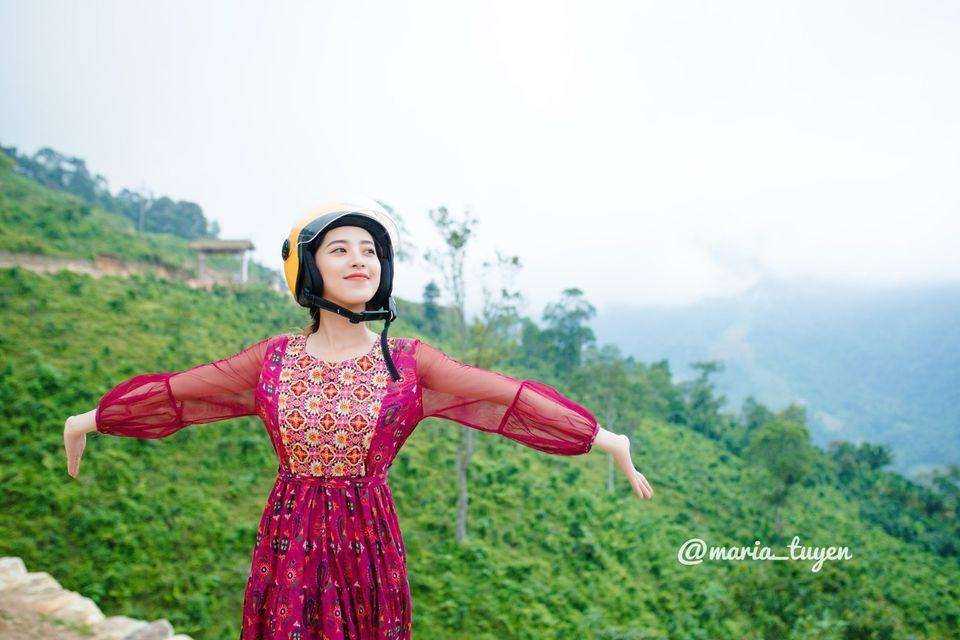 Đi Hà Giang mặc gì đẹp? Theo mình, những gam màu nóng thường nổi bật trên nền xanh của núi rừng Hà Giang. Photo: Maria Tuyền