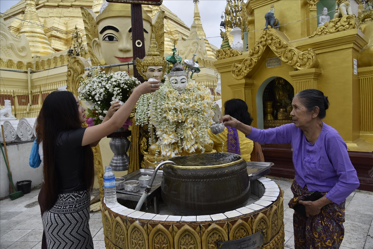 Phật tử dâng hoa và tắm tượng Phật tại Chùa Vàng